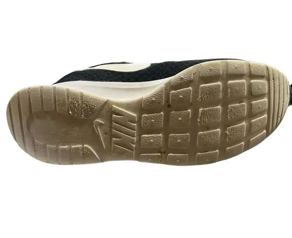 Nike Tanjun Size 8 Black White Casual Sneakers